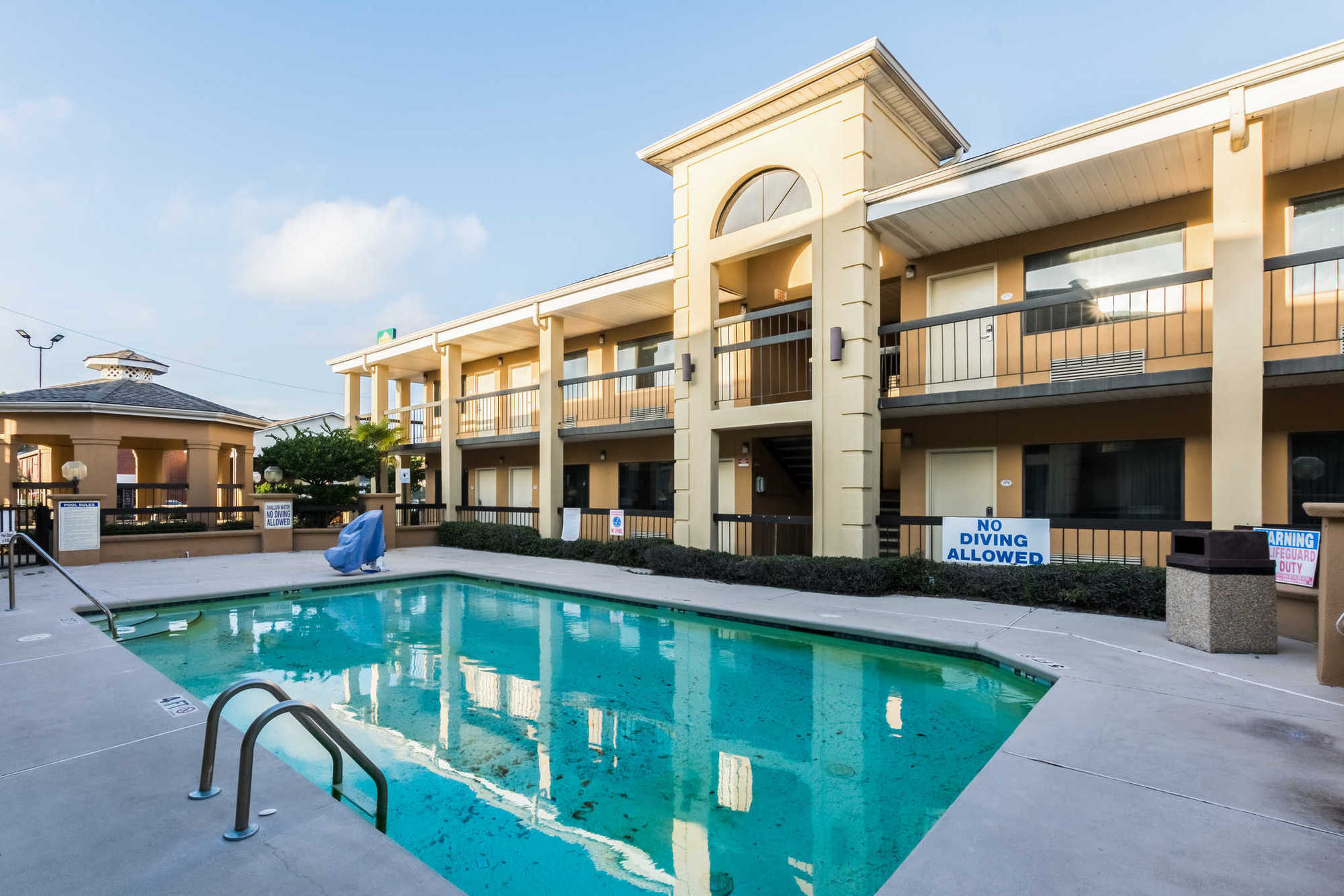 Suburban - Darlington Hotel