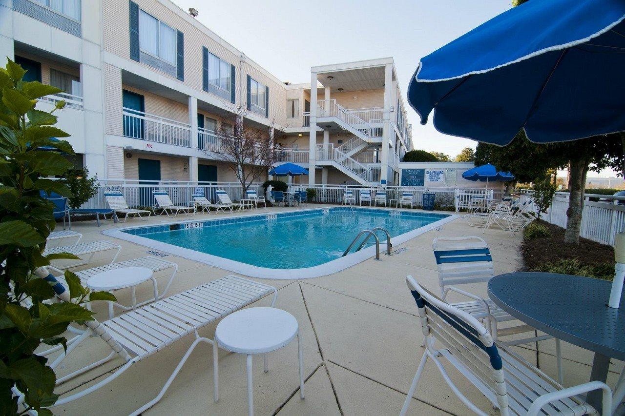 Days By Wyndham Near Civic Center Florence