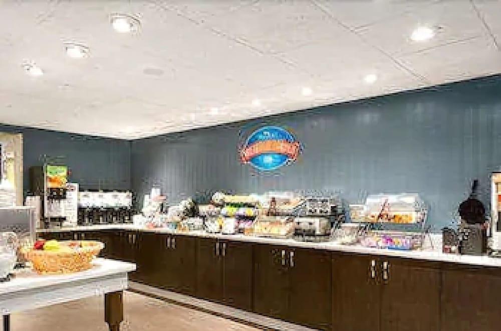 Baymont & Hotel