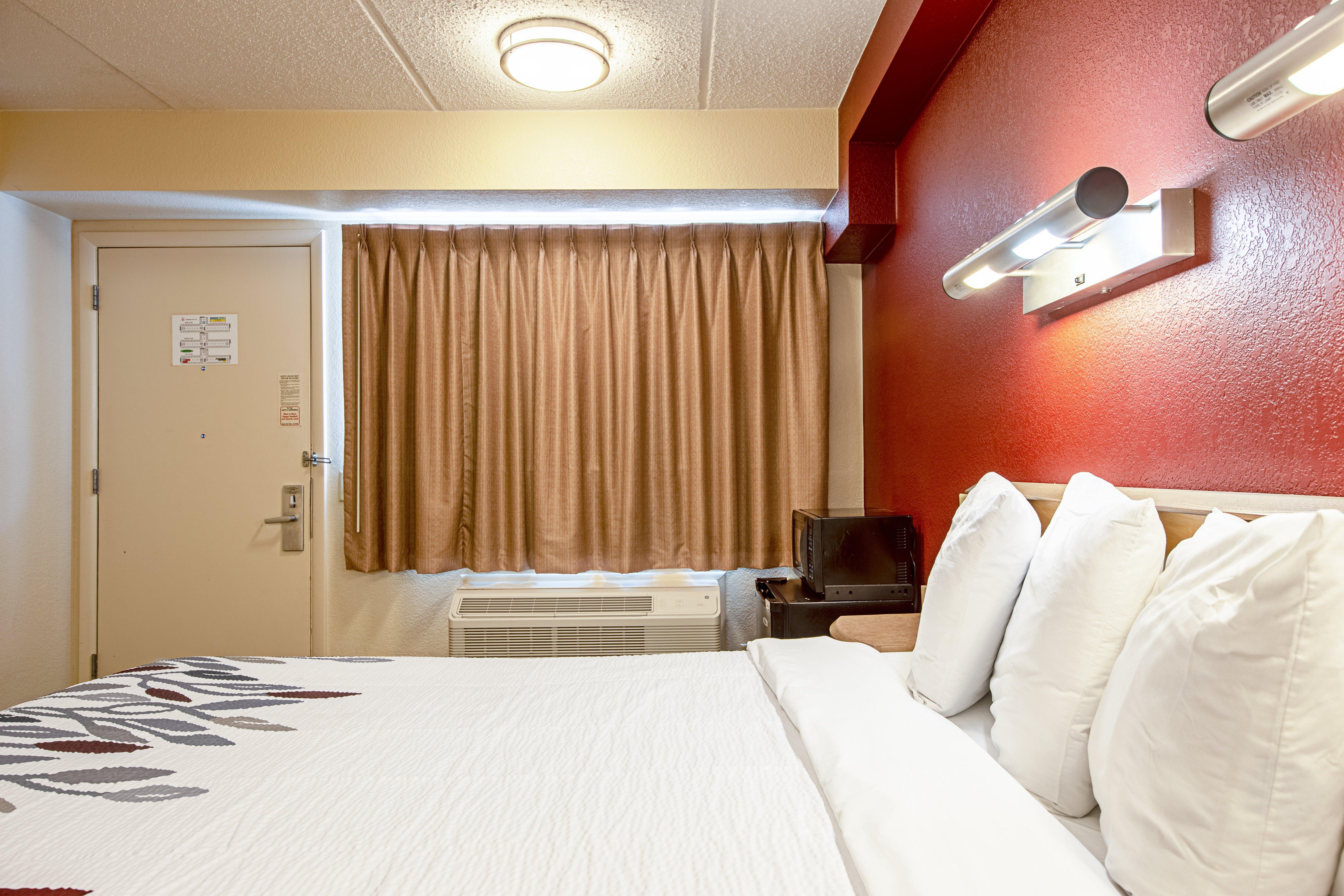 Motel Red Roof - Civic Center 2*