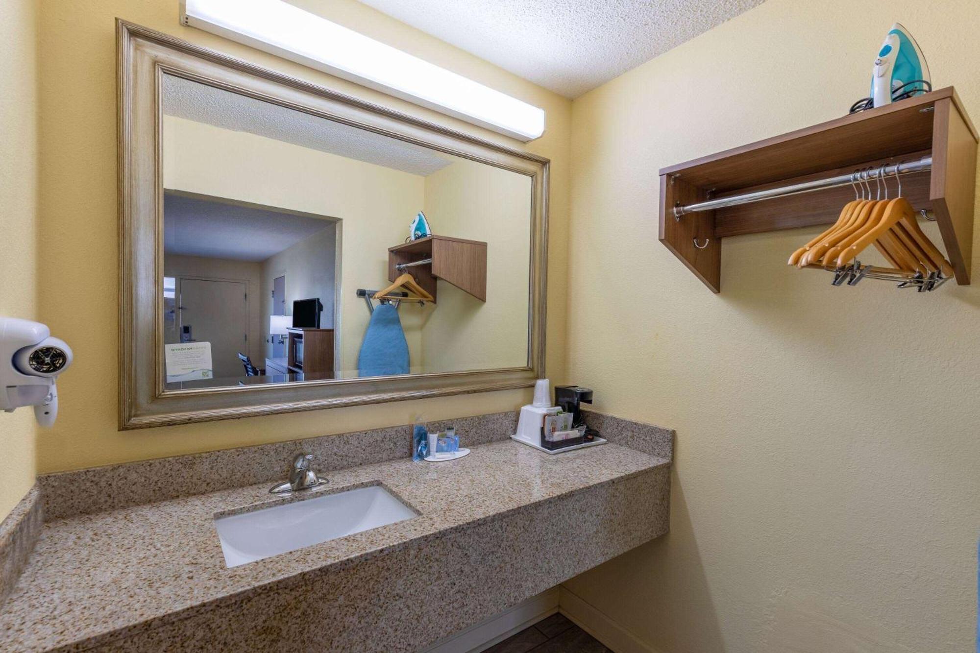 Days By Wyndham Florence/i-95 North Motel