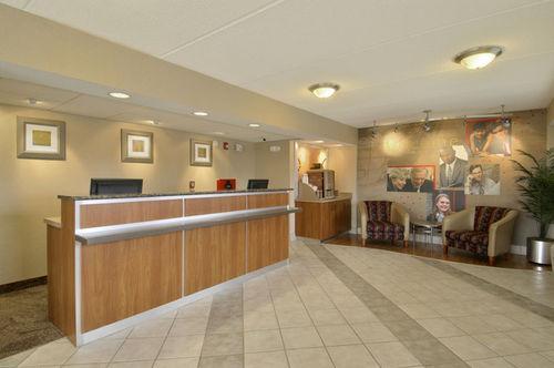 Red Roof - Civic Center Motel 2*
