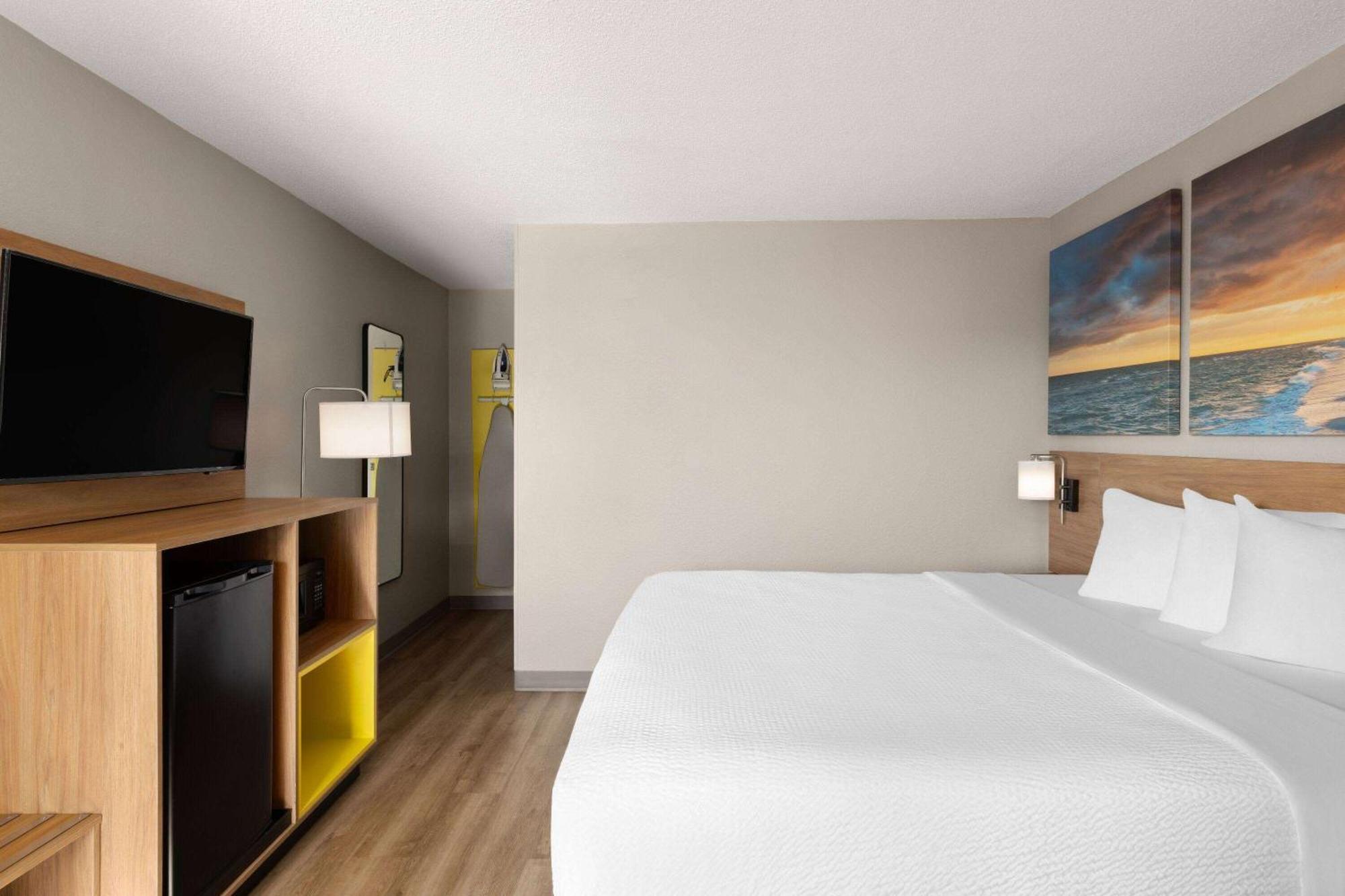 Days By Wyndham Near Civic Center Otel