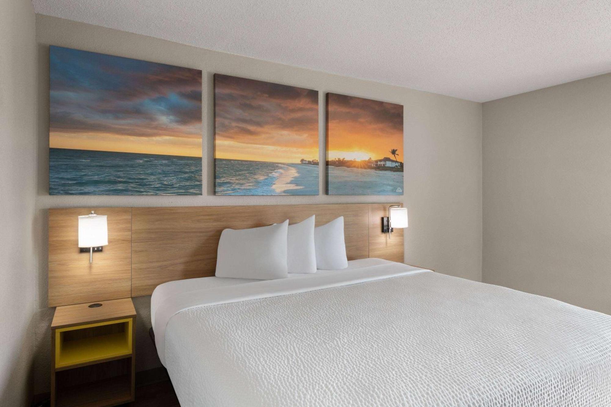 Days By Wyndham Near Civic Center Otel 3*