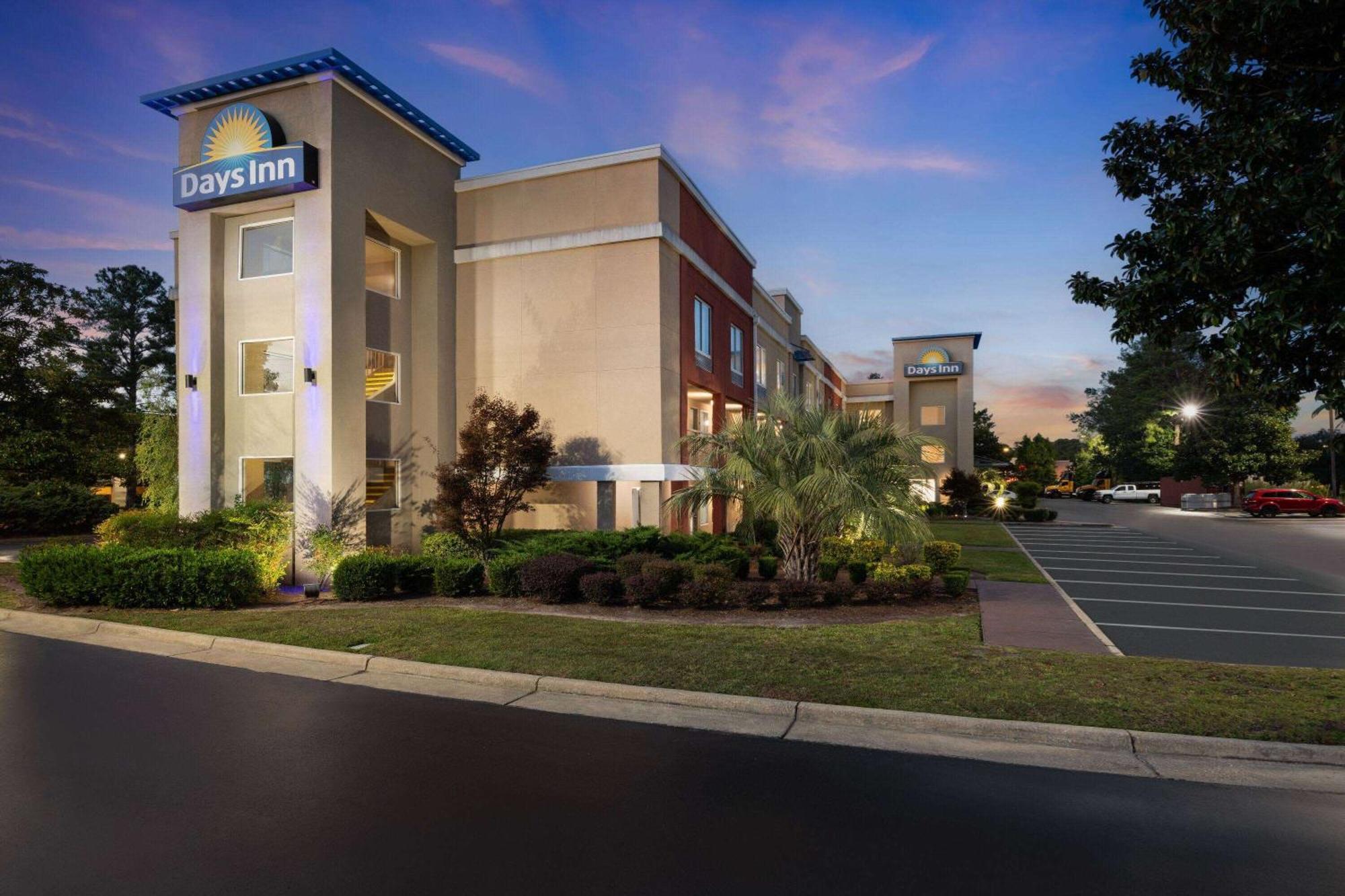 Days By Wyndham Near Civic Center Otel