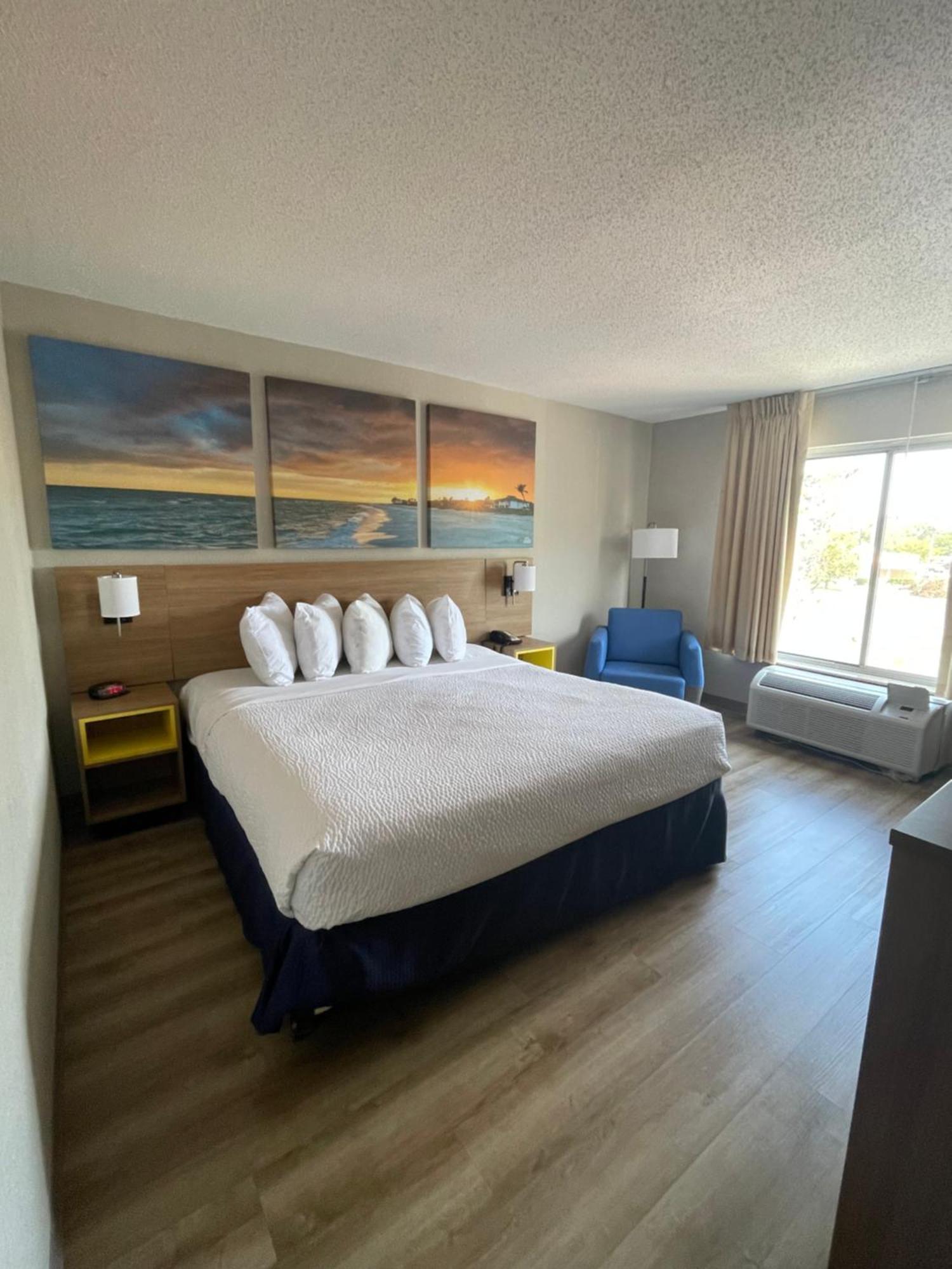 Days By Wyndham Near Civic Center Otel