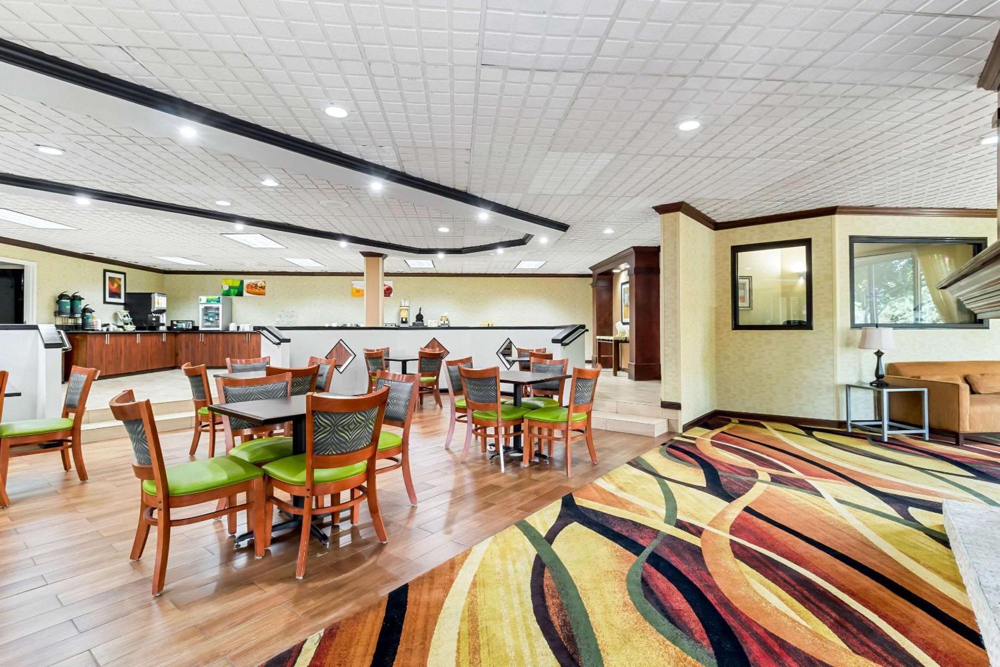 Hotel Quality & Civic Center