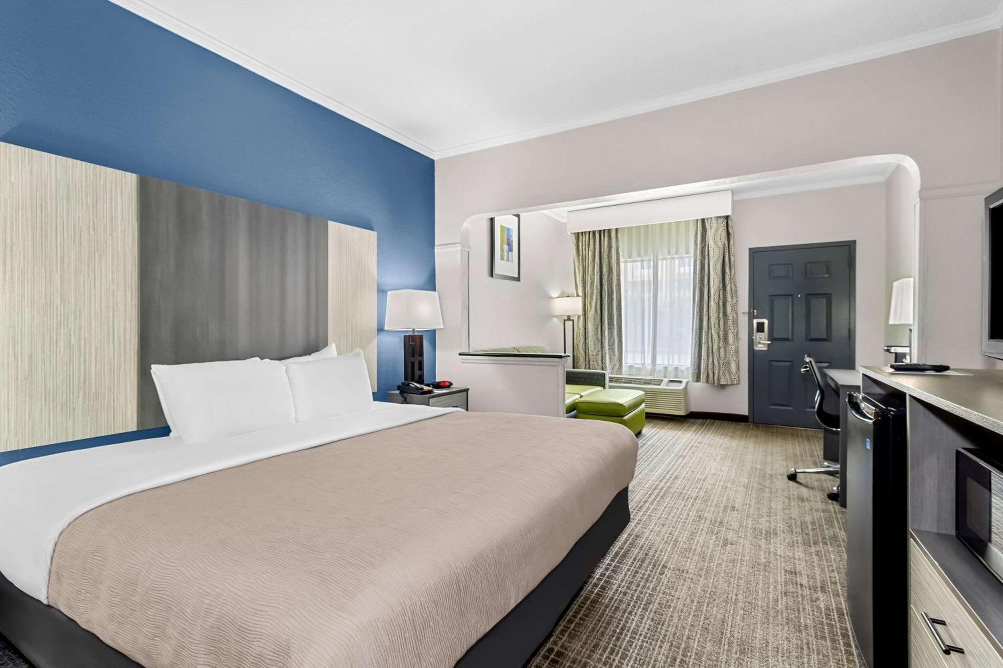 Quality & Civic Center Hotel 2*