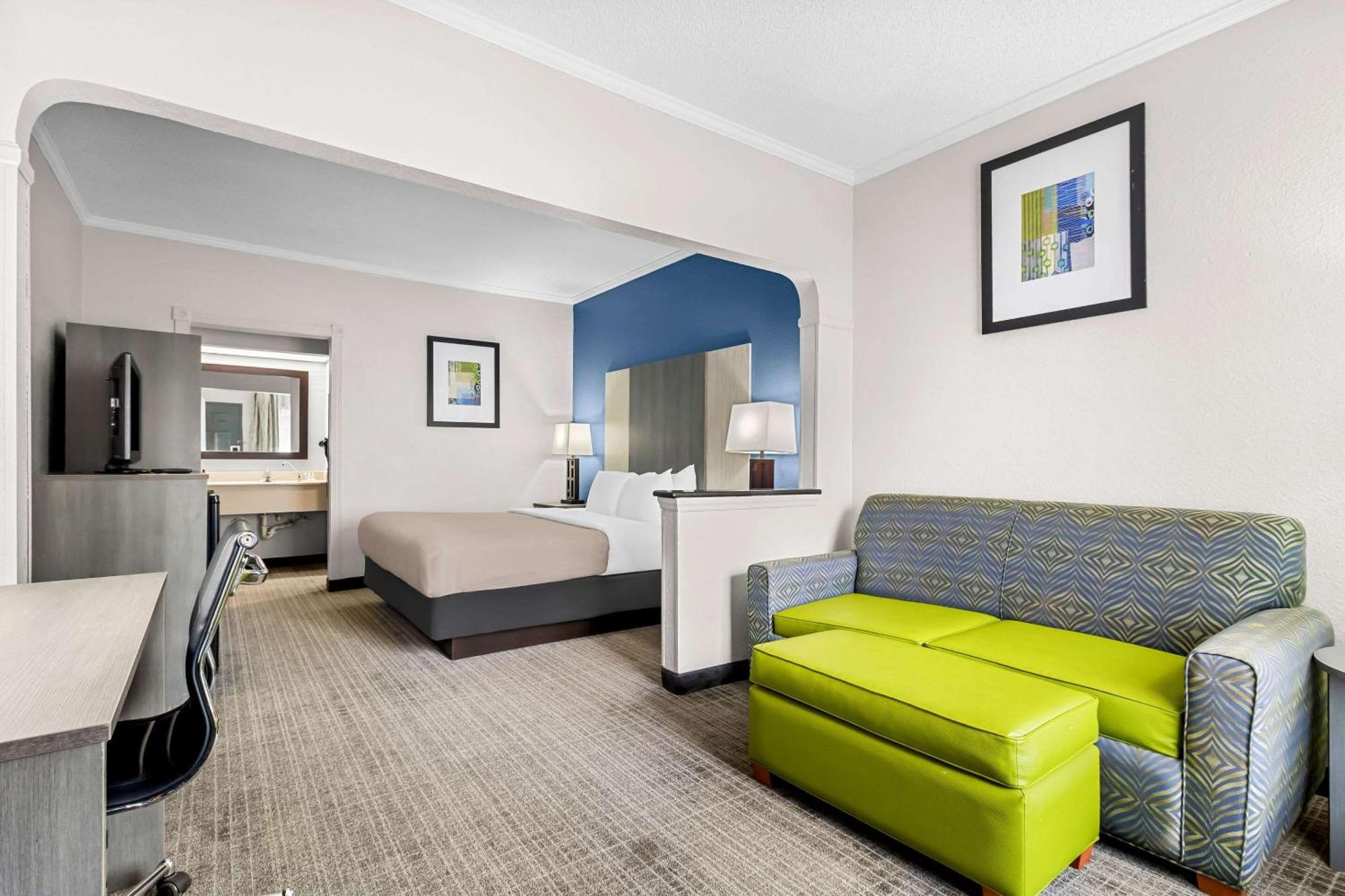 Quality & Civic Center Hotel