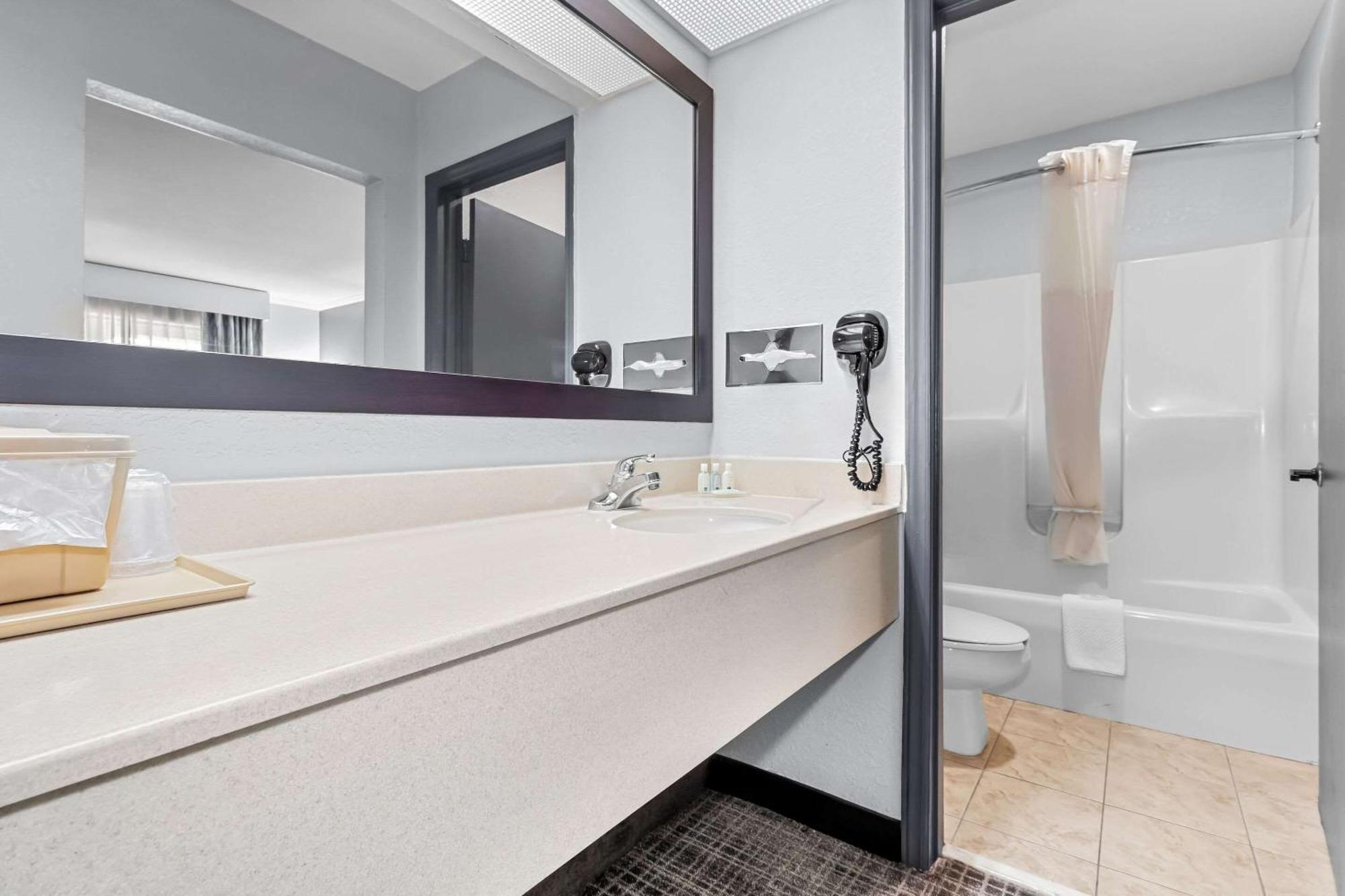 Hotel Quality & Civic Center