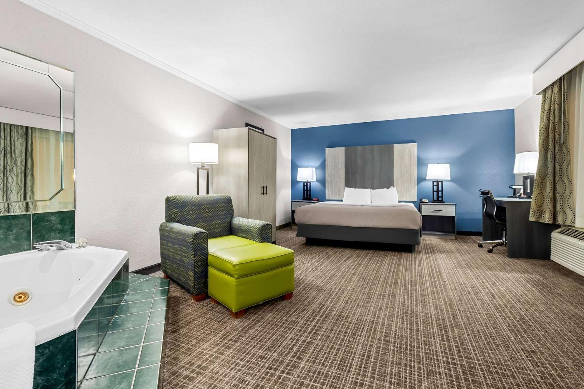 Quality & Civic Center Hotel 2*