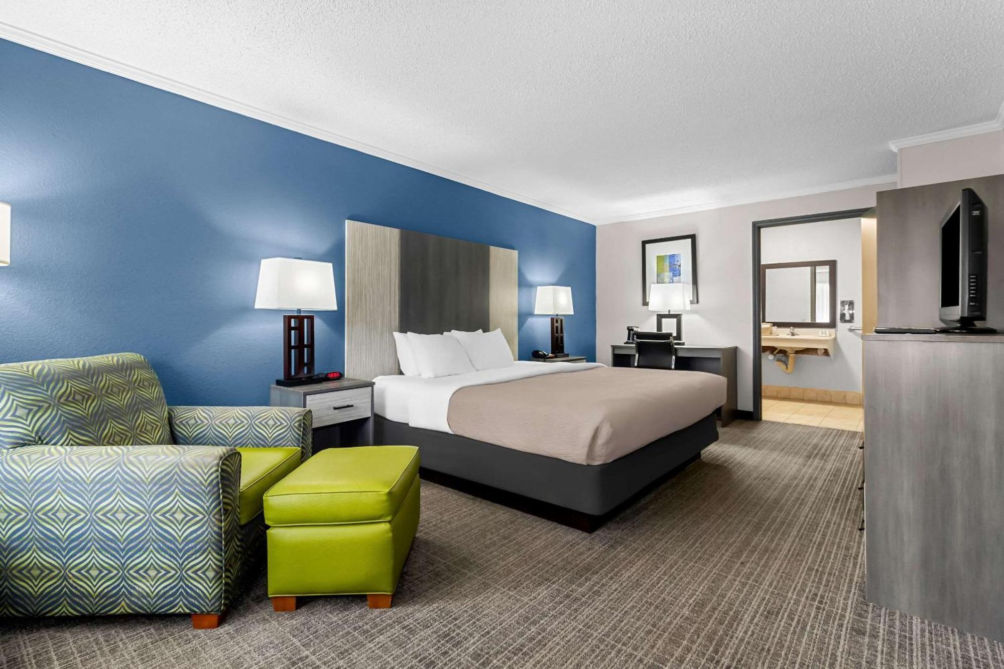 Hotel Quality & Civic Center 2*