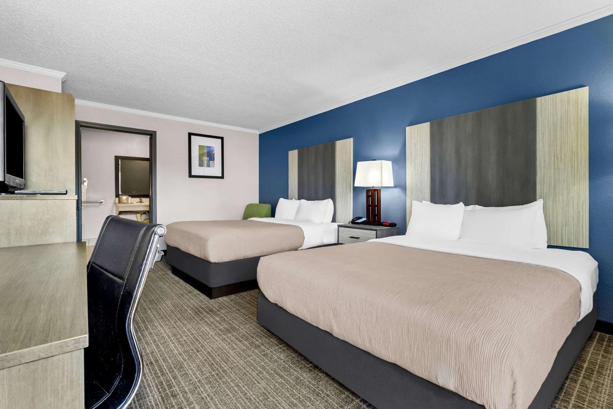 Hotel Quality & Civic Center