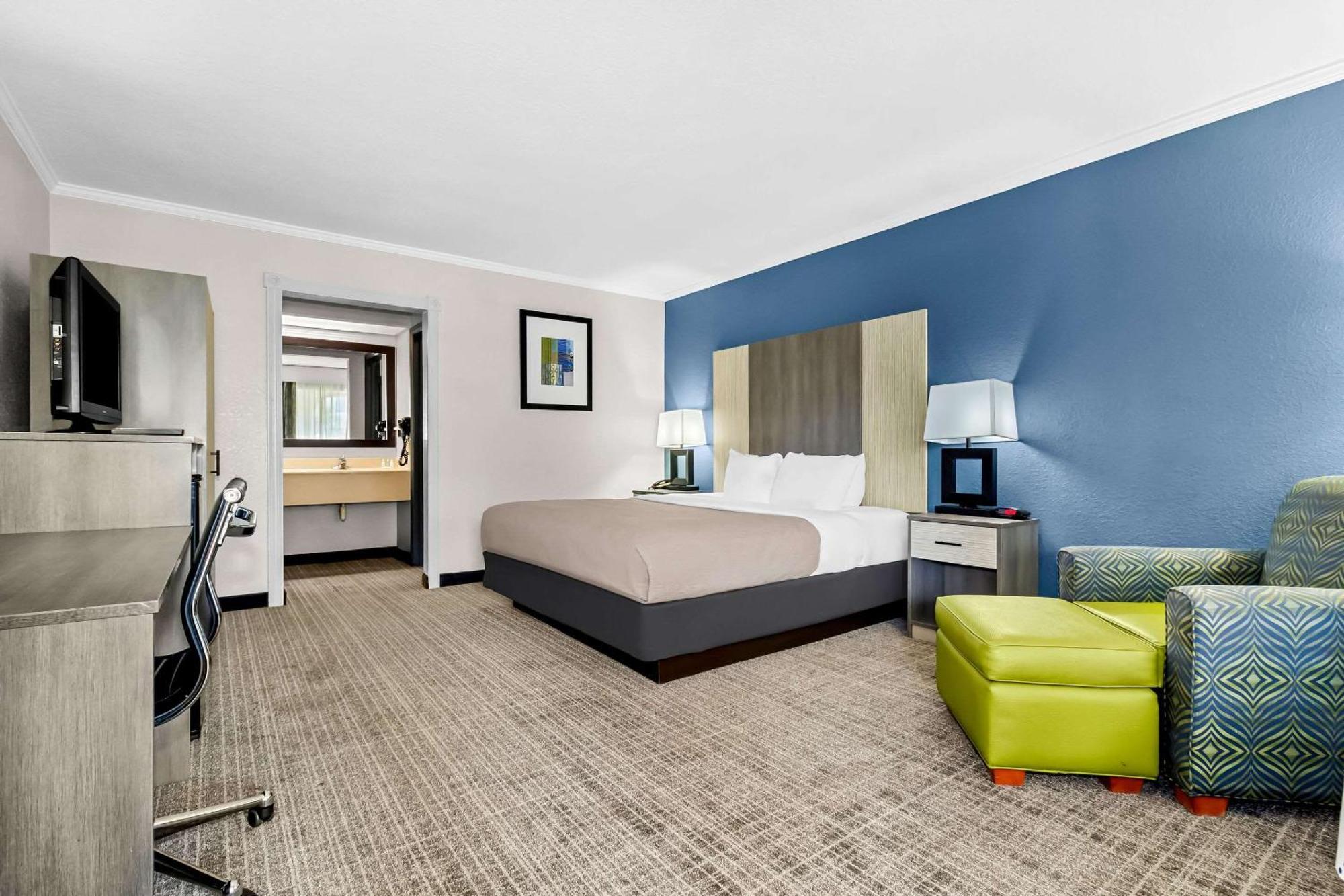 Quality & Civic Center Hotel 2*