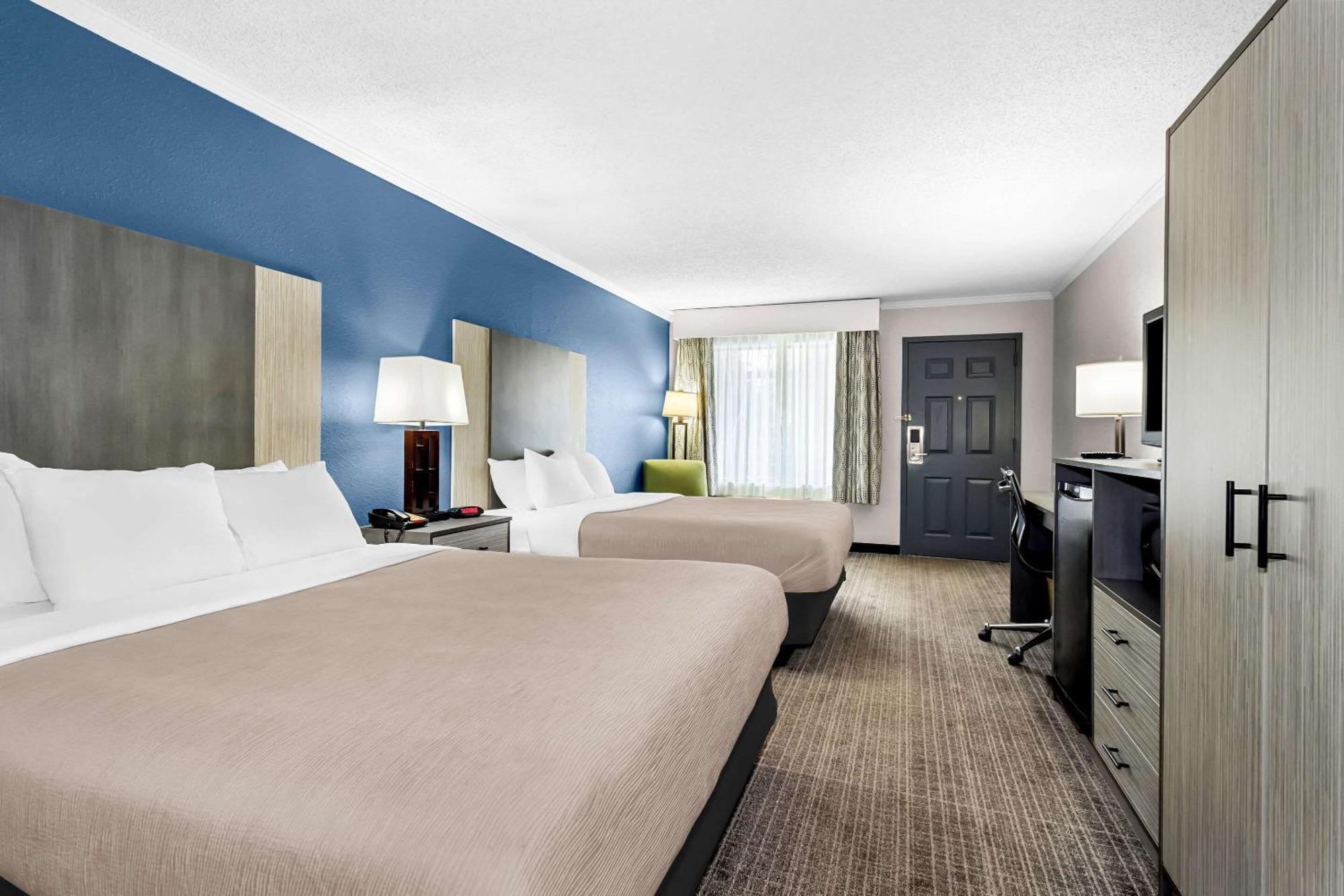 Hotel Quality & Civic Center 2*