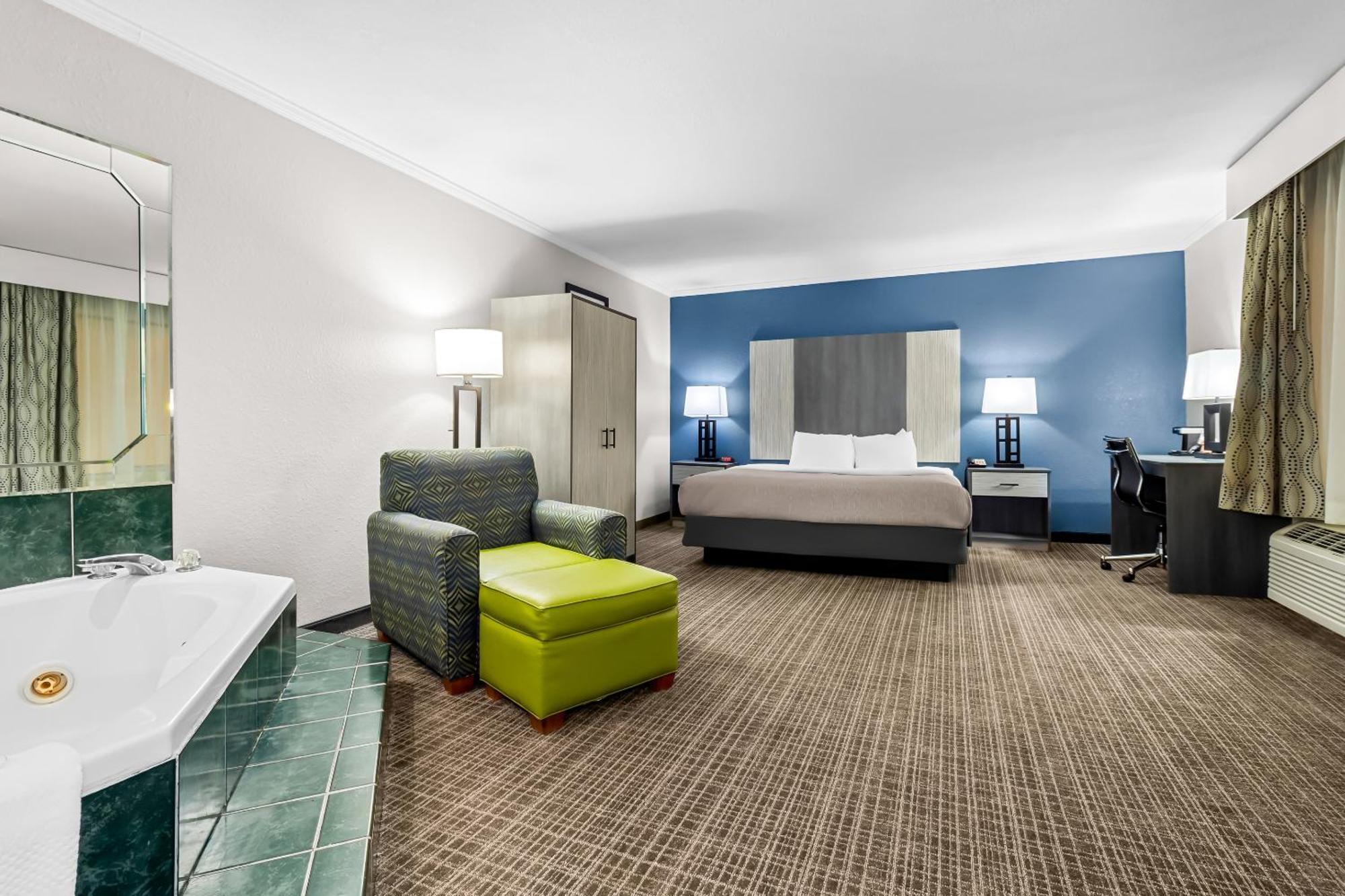 Hotel Quality & Civic Center
