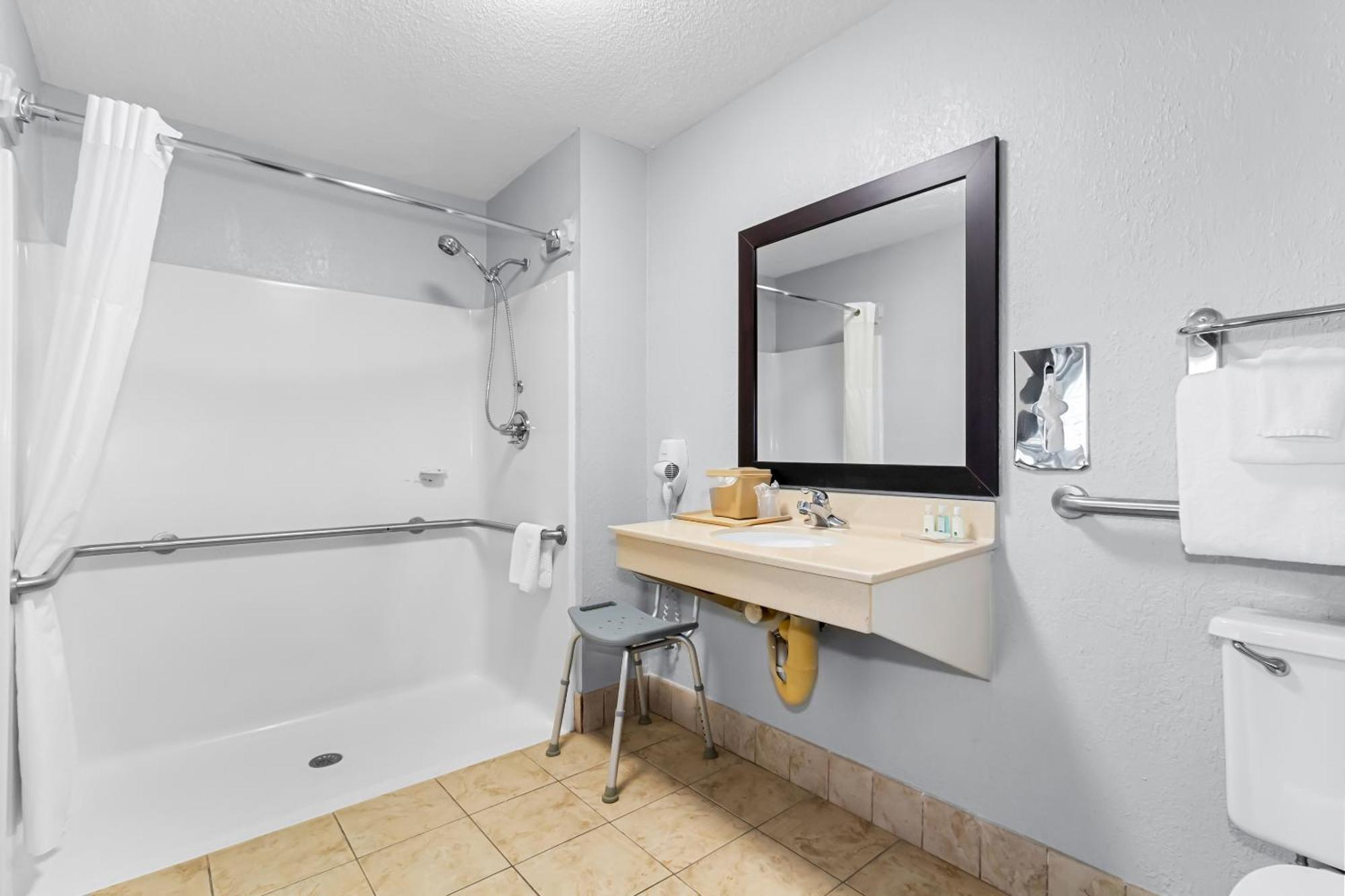 Hotel Quality & Civic Center 2*