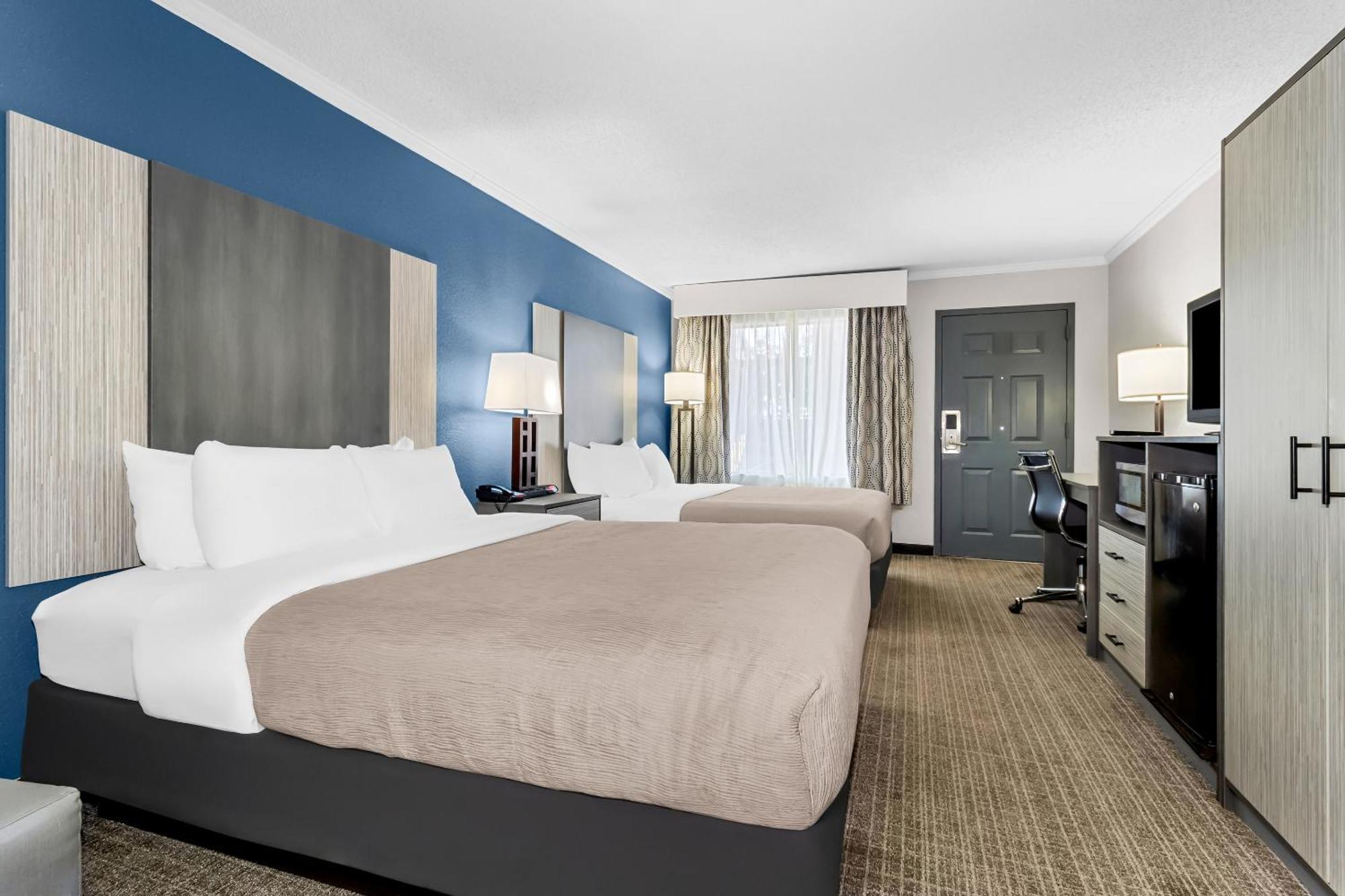 Hotel Quality & Civic Center 2*