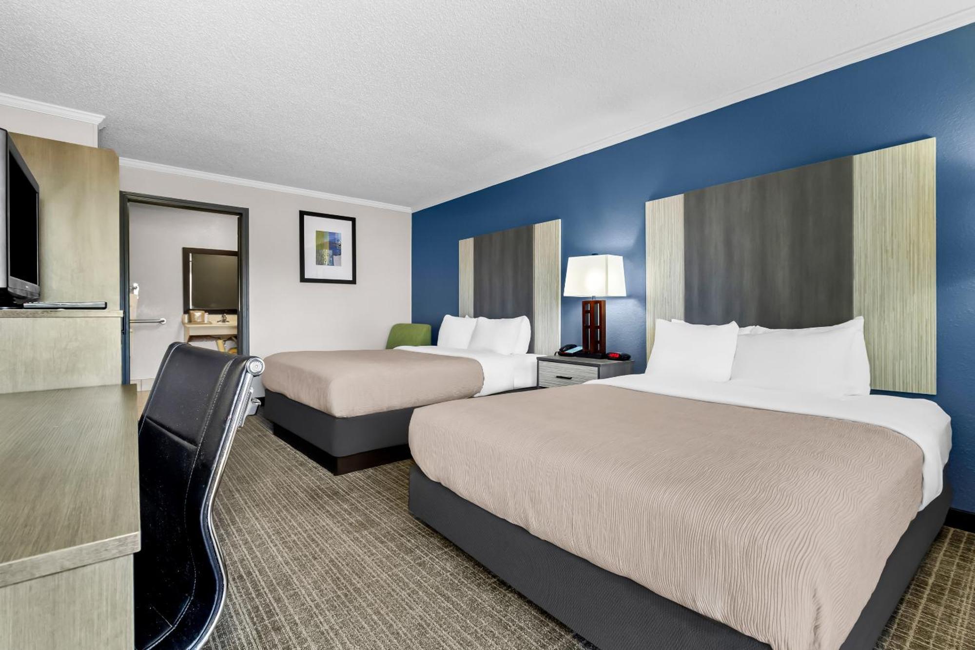 Hotel Quality & Civic Center 2*