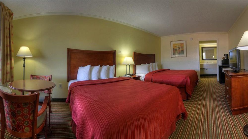 Hotel Quality & Civic Center