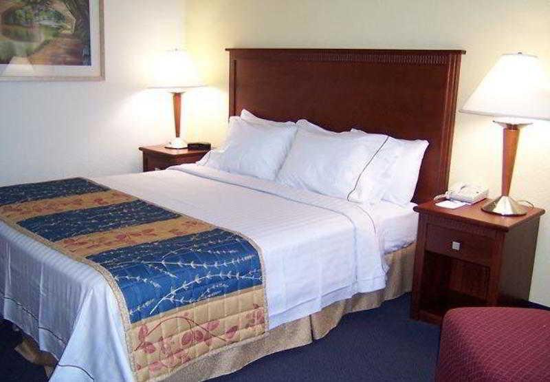 Days By Wyndham Near Civic Center Otel