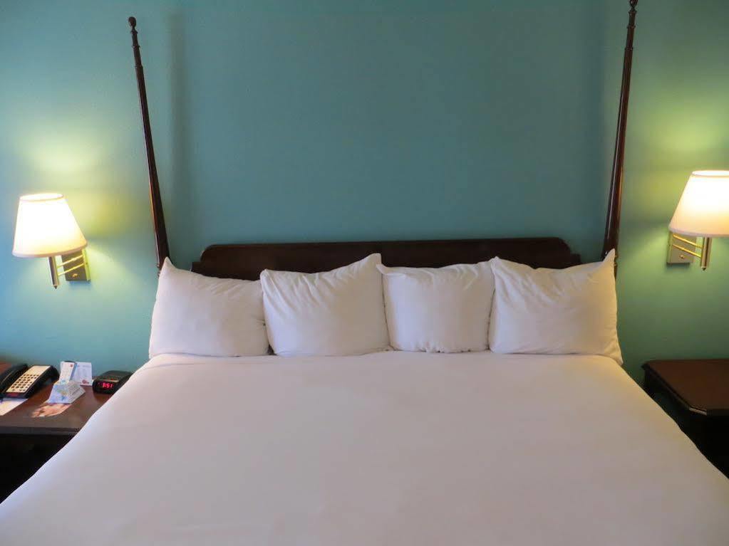 Baymont & Hotel