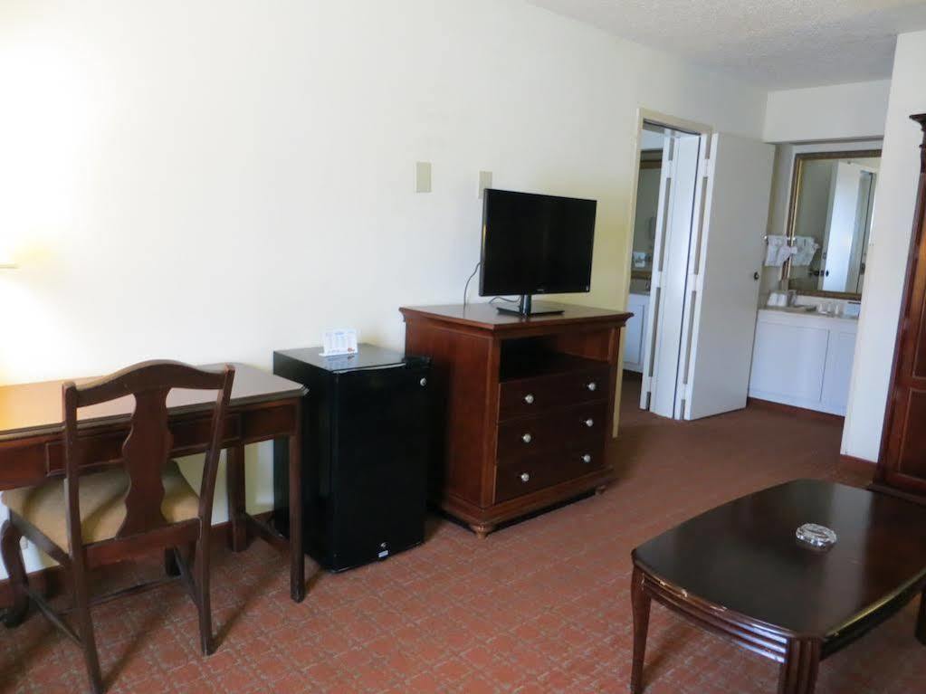 Baymont & Hotel 2*