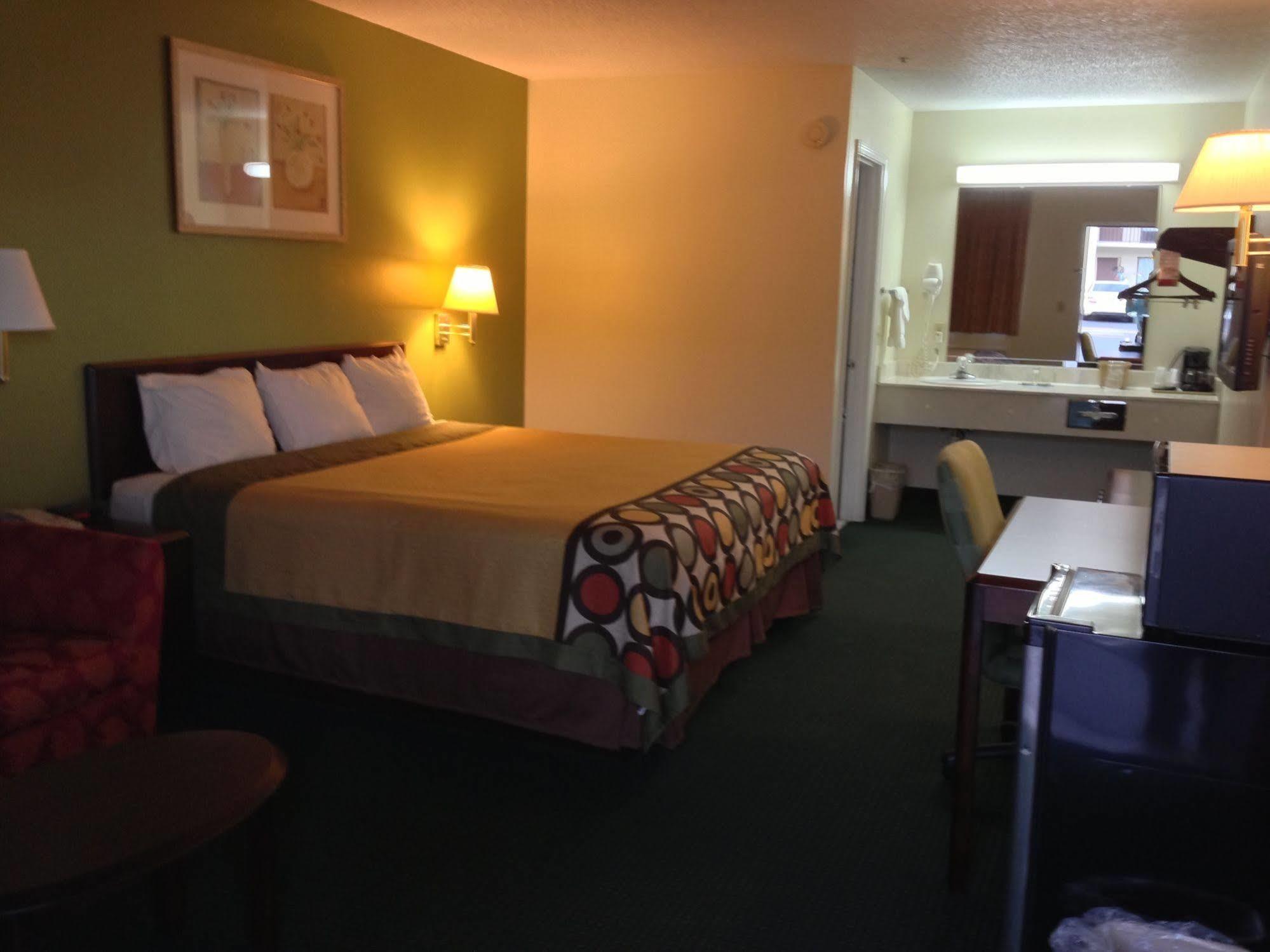 Super 8 By Wyndham Hotel 2*