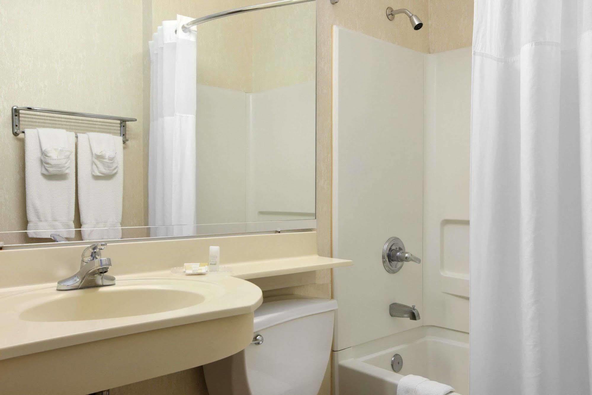 Microtel & By Wyndham Hotel 2*
