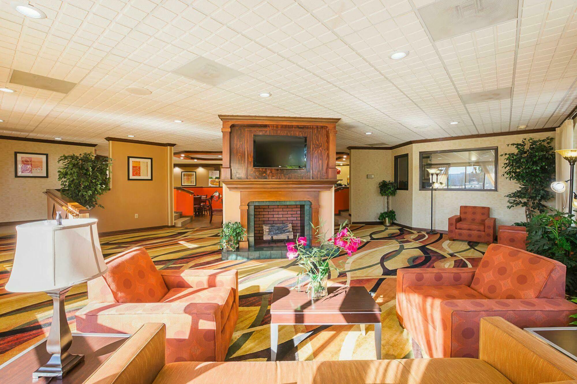 Hotel Quality & Civic Center 2*