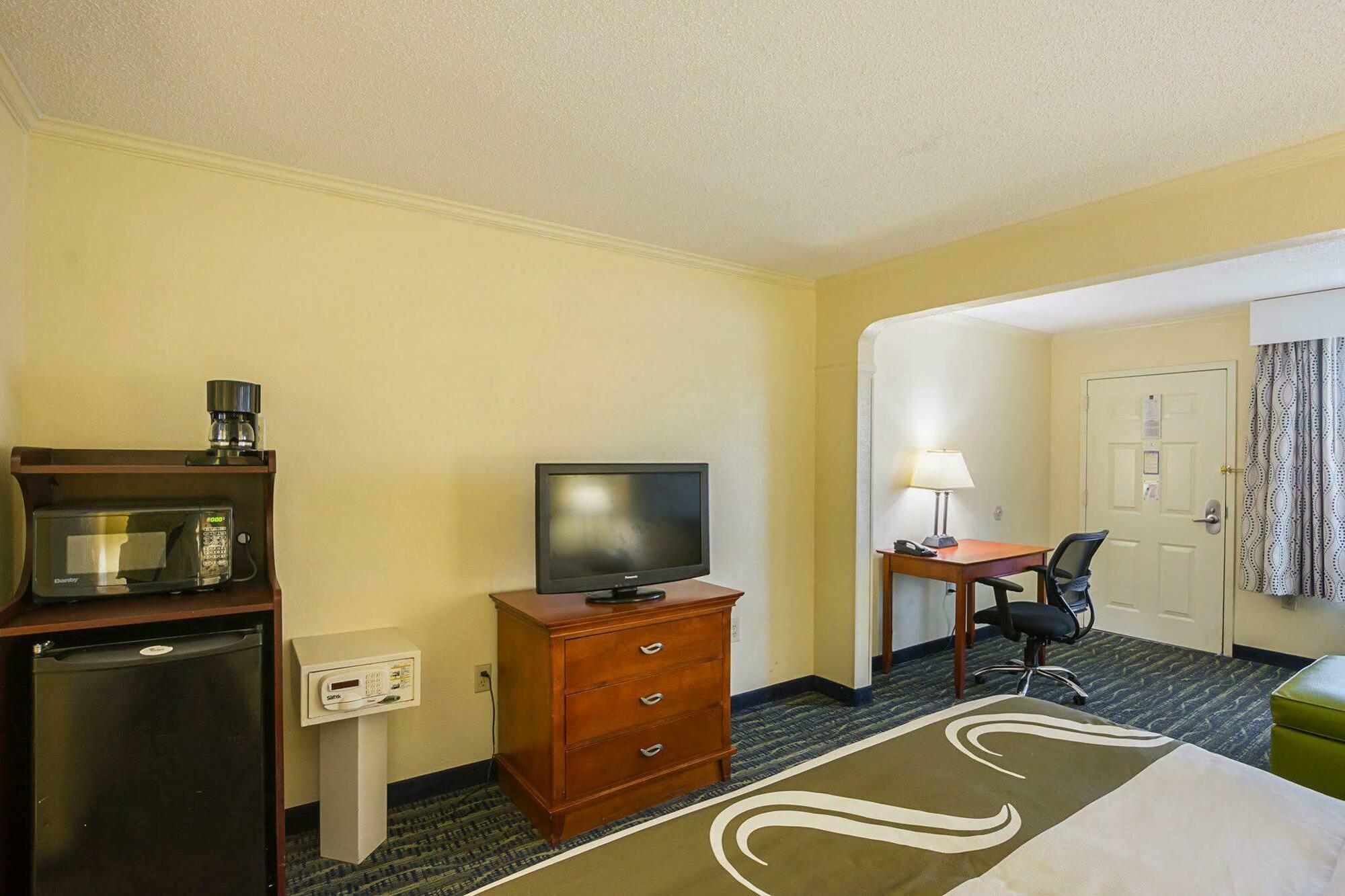 Quality & Civic Center Hotel