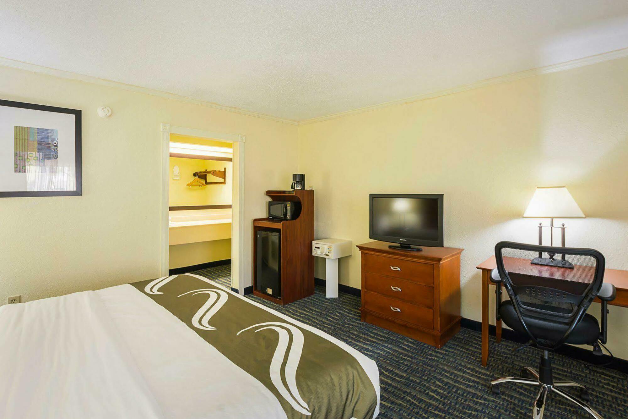 Hotel Quality & Civic Center 2*