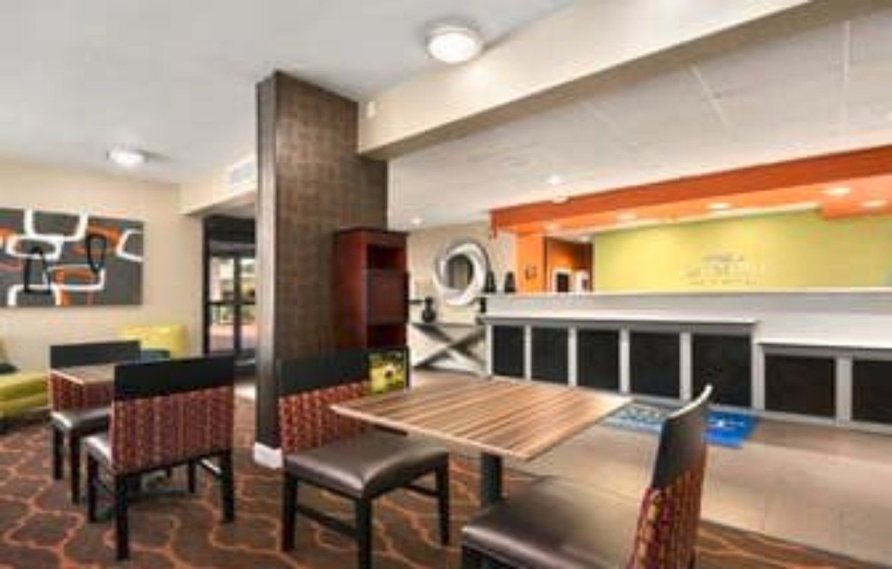 Baymont & Hotel