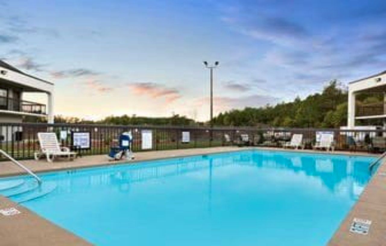 Baymont & Hotel