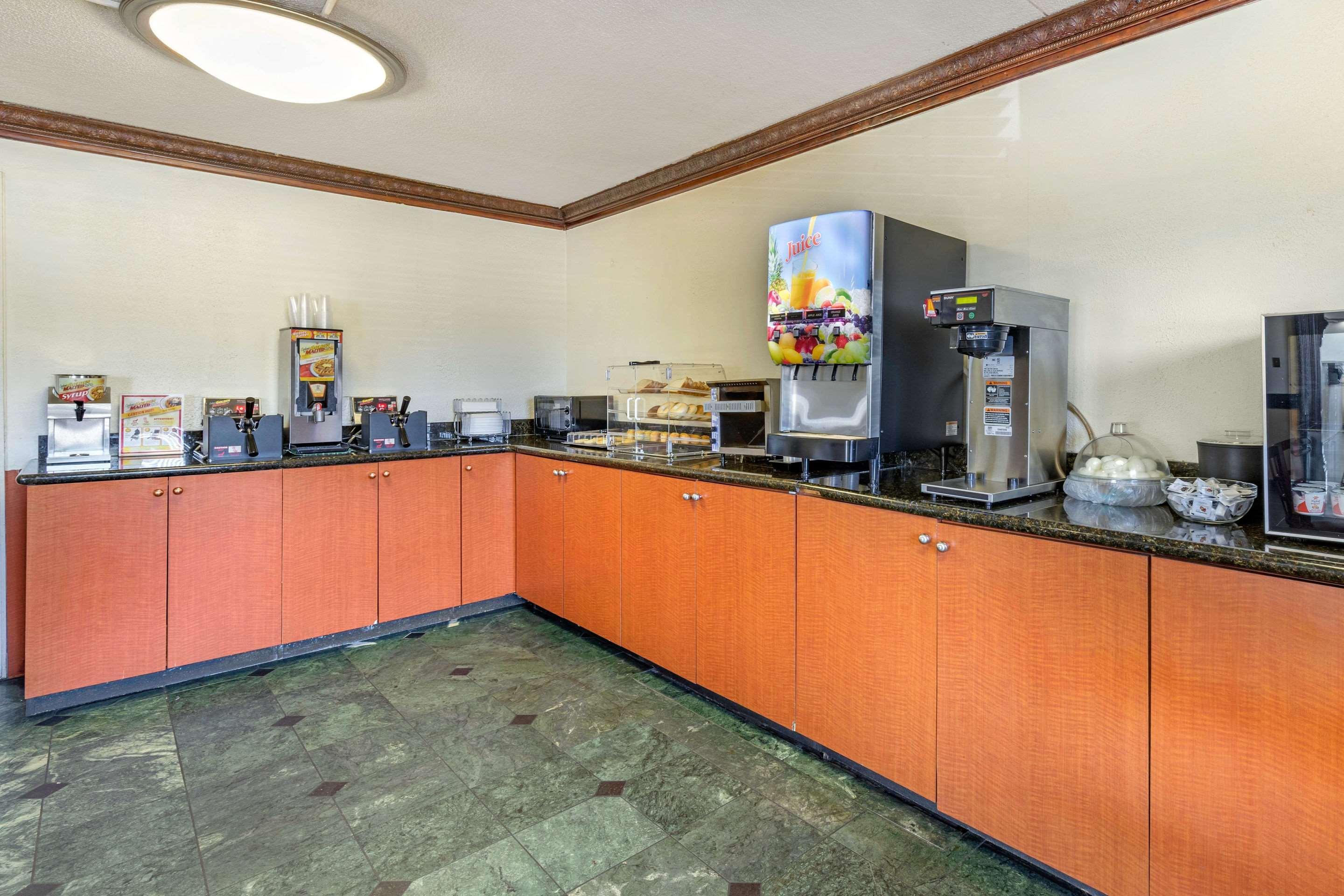 Econo Lodge *