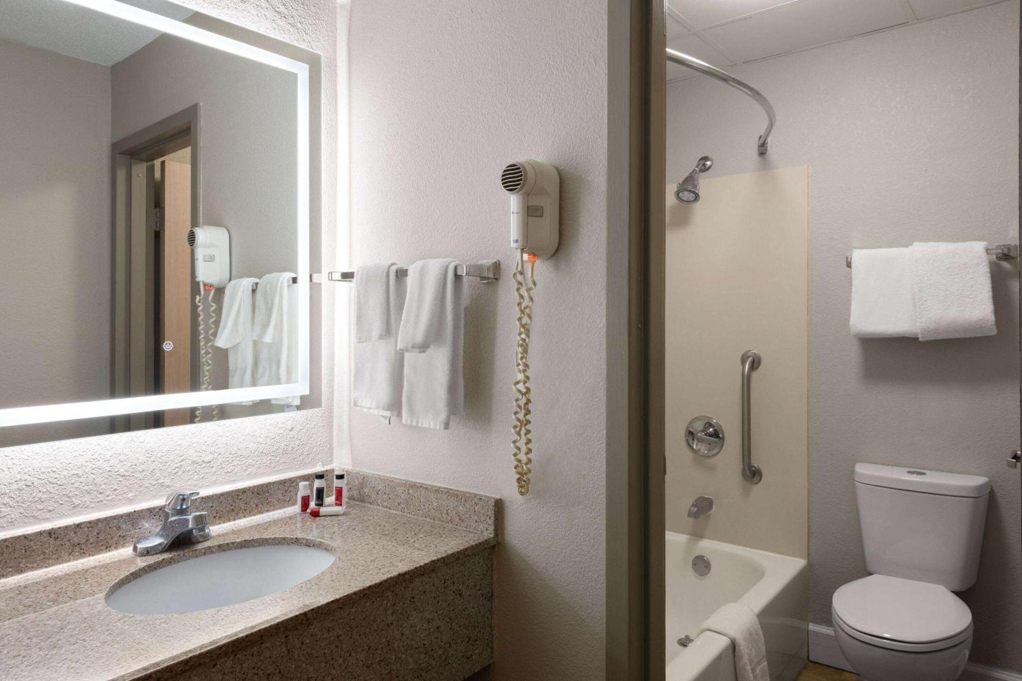 Hotel Days By Wyndham Near Civic Center Florence