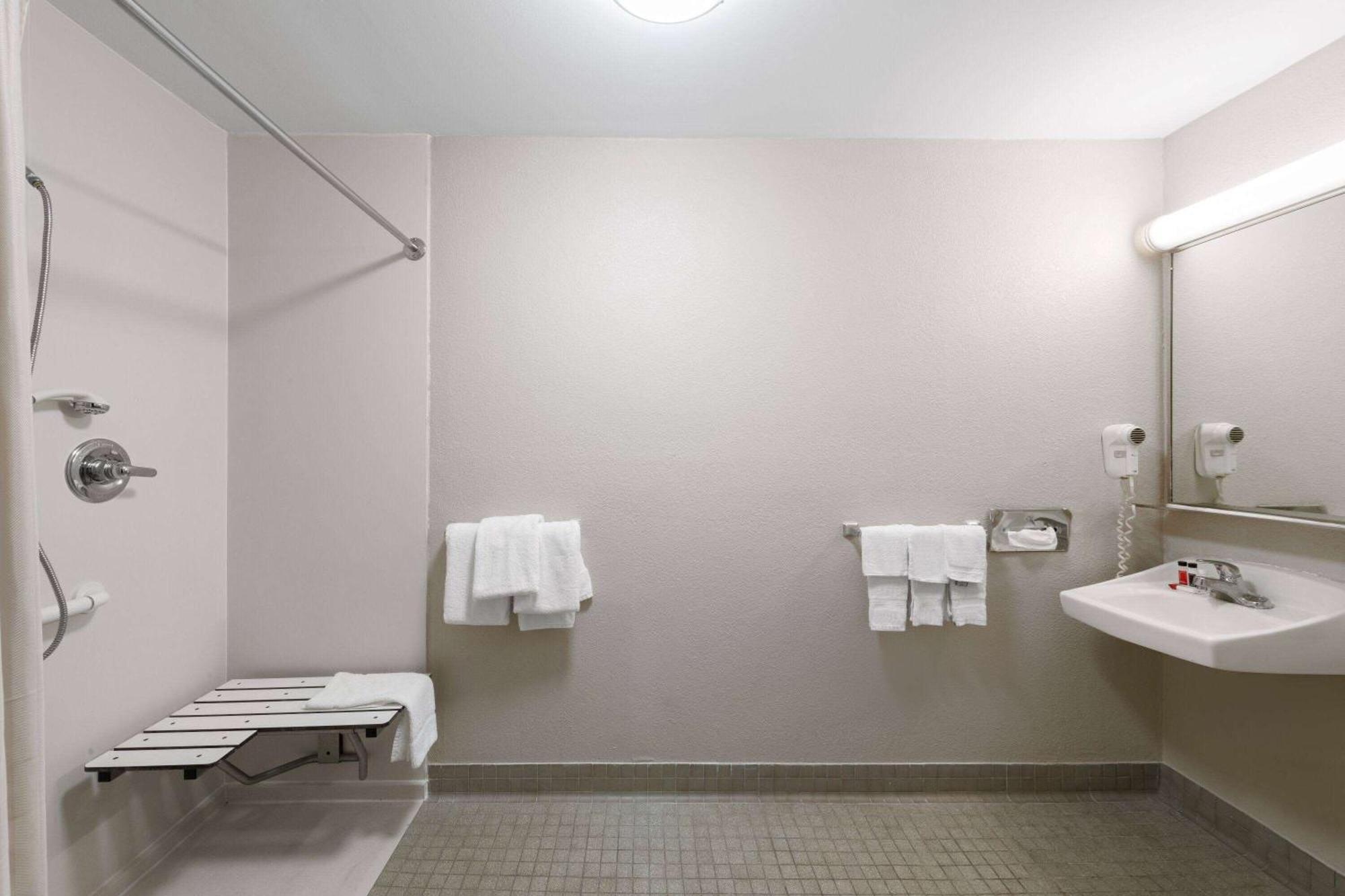 Days By Wyndham Near Civic Center 3*