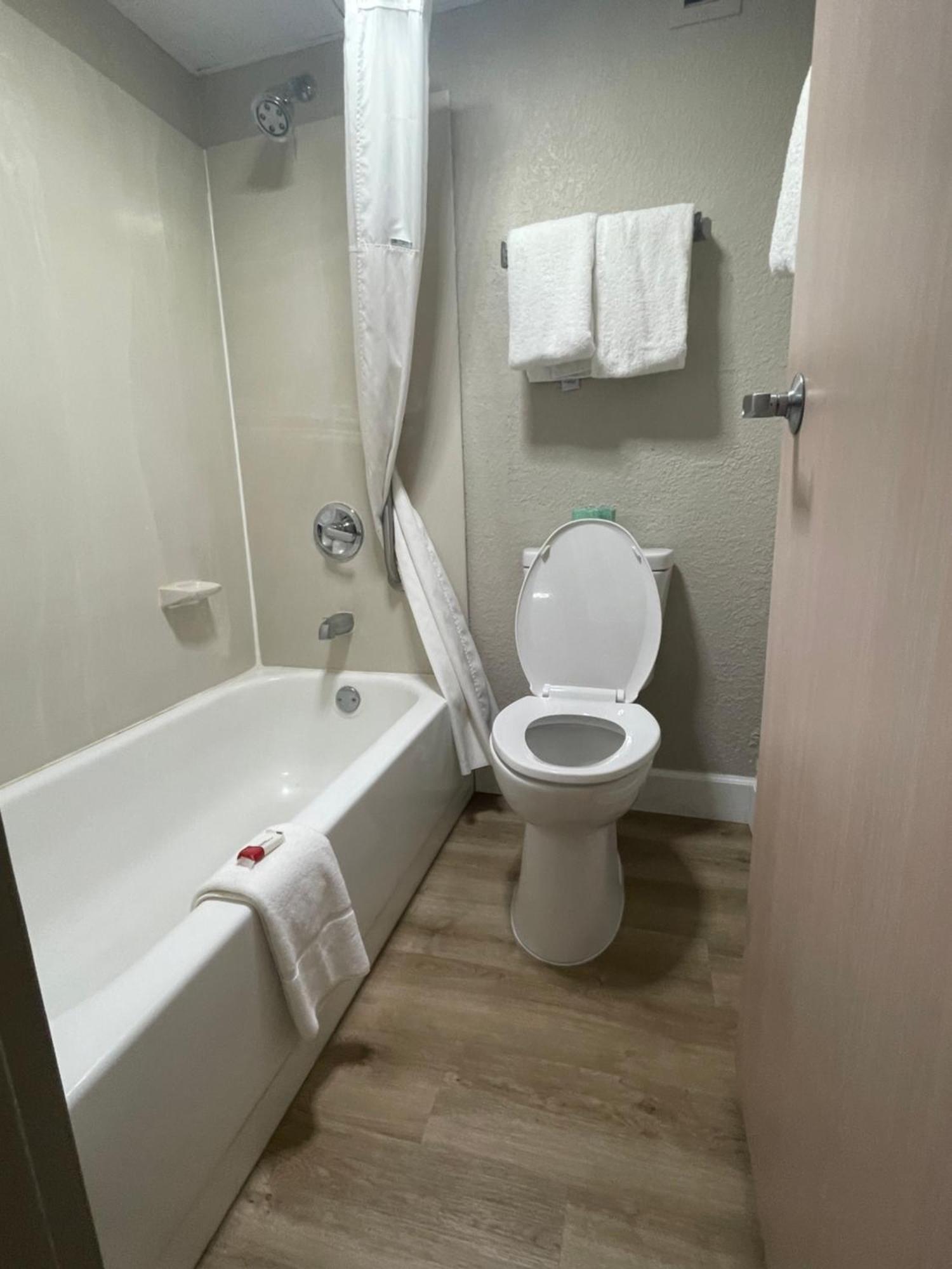 Days By Wyndham Near Civic Center 3*