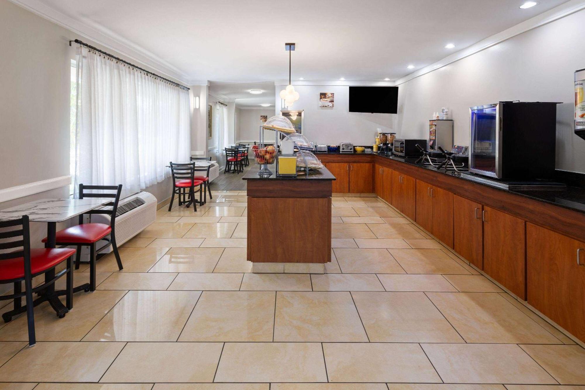 Days By Wyndham Near Civic Center Hotel Florence