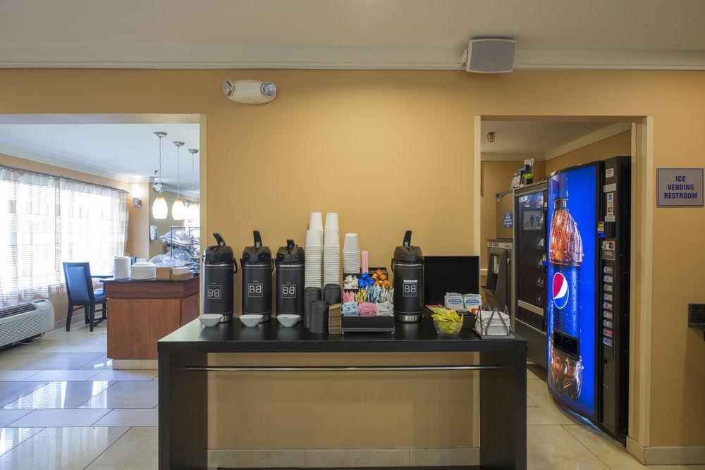 Days By Wyndham Near Civic Center 3*