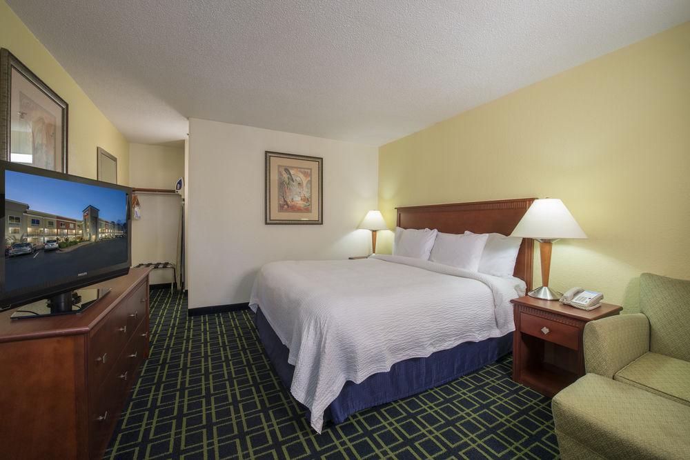 Days By Wyndham Near Civic Center Hotel